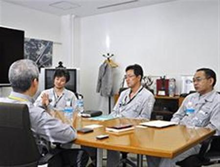 左から：宮脇克典・第2パワートレイン製造部マネジャー（エンジン加工）、藤井隆昌・第1車両製造部マネジャー、小川慶久・第2パワートレイン製造部マネジャー（エンジン組立）