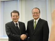 社長交代を発表する三菱商事の小林健社長（左）と次期社長に就任する垣内威彦常務執行役員＝１８日、東京都港区