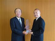 月岡隆社長（左）