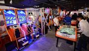 ナムコとフーターズがオープンした新業態店「ＧＡＭＩＮＧＢＡＲＳＩＤＥ－Ｂ」。テーブルサッカーなどのゲームが楽しめる＝１８日、東京都渋谷区