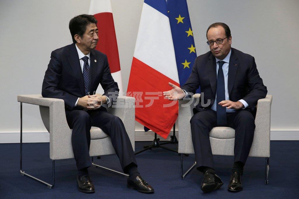 フランソワ・オランド仏大統領（右）と手とパリ郊外で会談する安倍晋三（しんぞう）首相。訪仏中、首相はテロに対する国際社会の連携を訴えた＝２０１５年１１月３０日、フランス（ロイター）
