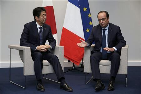 フランソワ・オランド仏大統領（右）と手とパリ郊外で会談する安倍晋三（しんぞう）首相。訪仏中、首相はテロに対する国際社会の連携を訴えた＝２０１５年１１月３０日、フランス（ロイター）