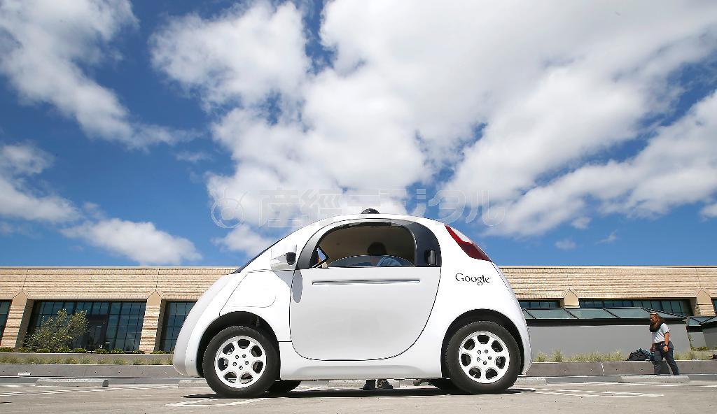 米グーグルが今年夏からカリフォルニア州内で公道試験を行っている新しい自動運転車の試作車。取り外し可能なハンドルとブレーキペダルを備えている＝２０１５年５月１３日、米カリフォルニア州マウンテンビュー（ＡＰ）
