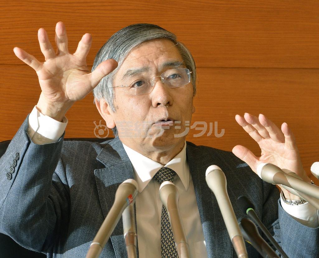 金融政策決定会合後に記者会見する日銀の黒田東彦（はるひこ）総裁＝２０１５年１２月１８日午後、東京都中央区日本橋本石町の日本銀行本店（共同）