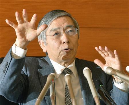金融政策決定会合後に記者会見する日銀の黒田東彦（はるひこ）総裁＝２０１５年１２月１８日午後、東京都中央区日本橋本石町の日本銀行本店（共同）