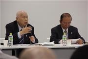 旧エンブレムに関する調査報告を受け、記者の質問に答える大会組織委員会の森喜朗（よしろう）会長（左）と武藤敏郎事務総長＝２０１５年１２月１８日、東京都港区（稲場咲姫撮影）