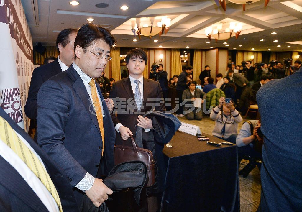 無罪の判決を受けての会見を終え、会場を後にする加藤達也前ソウル支局長（左）＝２０１５年１２月１７日、韓国・首都ソウル（納冨康撮影）