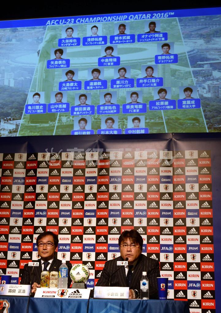 Ｕ－２３代表を発表する手倉森誠（てぐらもり・まこと）監督（右）。左は霜田正浩技術委員長＝２０１５年１２月１８日、東京都文京区本郷の日本サッカー協会（今野顕撮影）