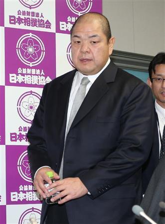 就任の記者会見に臨む日本相撲協会の八角（はっかく）新理事長＝２０１５年１２月１８日午後、東京都墨田区の両国国技館（共同）