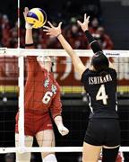 東九州龍谷高－柏エンゼルクロス。第１セット、スパイクを放つ東九州龍谷高・吉岡美晴（６）＝２０１５年１２月１８日、東京都渋谷区の東京体育館（共同）