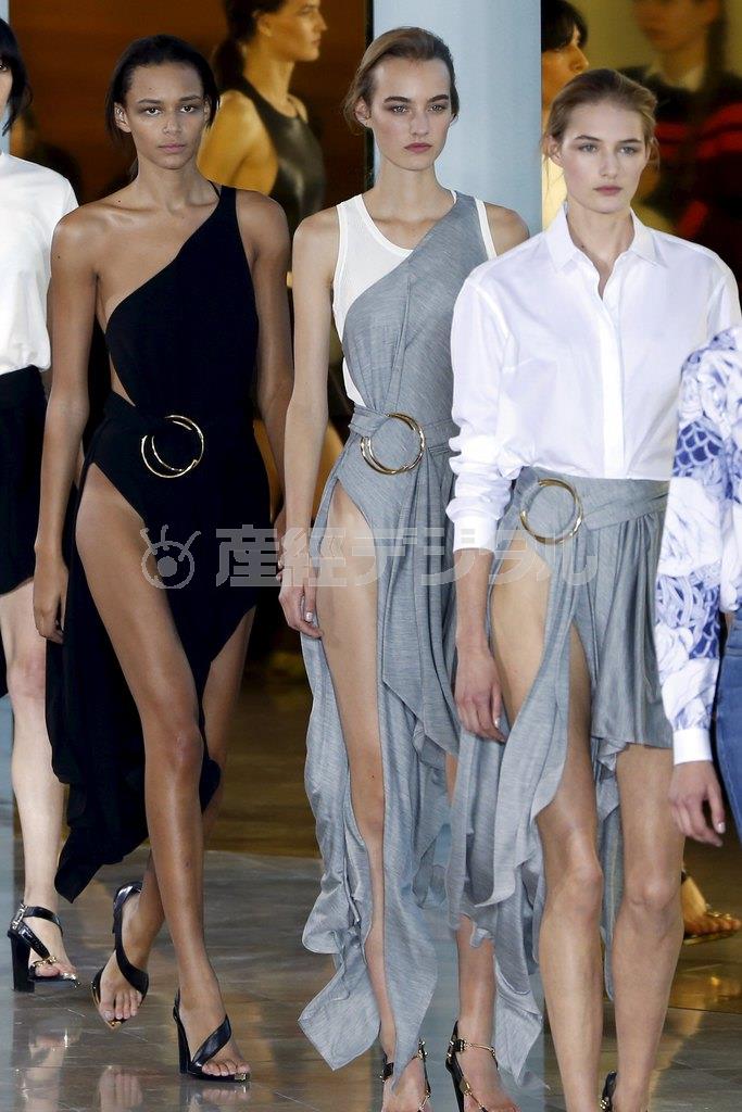 アンソニー・バカレロのショーに出演したモデル＝２０１５年９月２９日、フランス・首都パリ（ロイター）