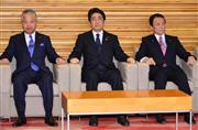 閣議に臨む甘利明経済再生担当相、安倍晋三首相、麻生太郎財務相（左から）＝１８日午前、首相官邸