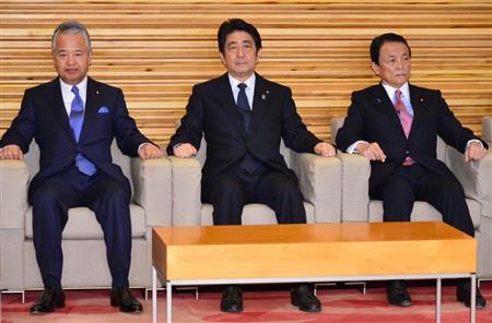 閣議に臨む甘利明経済再生担当相、安倍晋三首相、麻生太郎財務相（左から）＝１８日午前、首相官邸