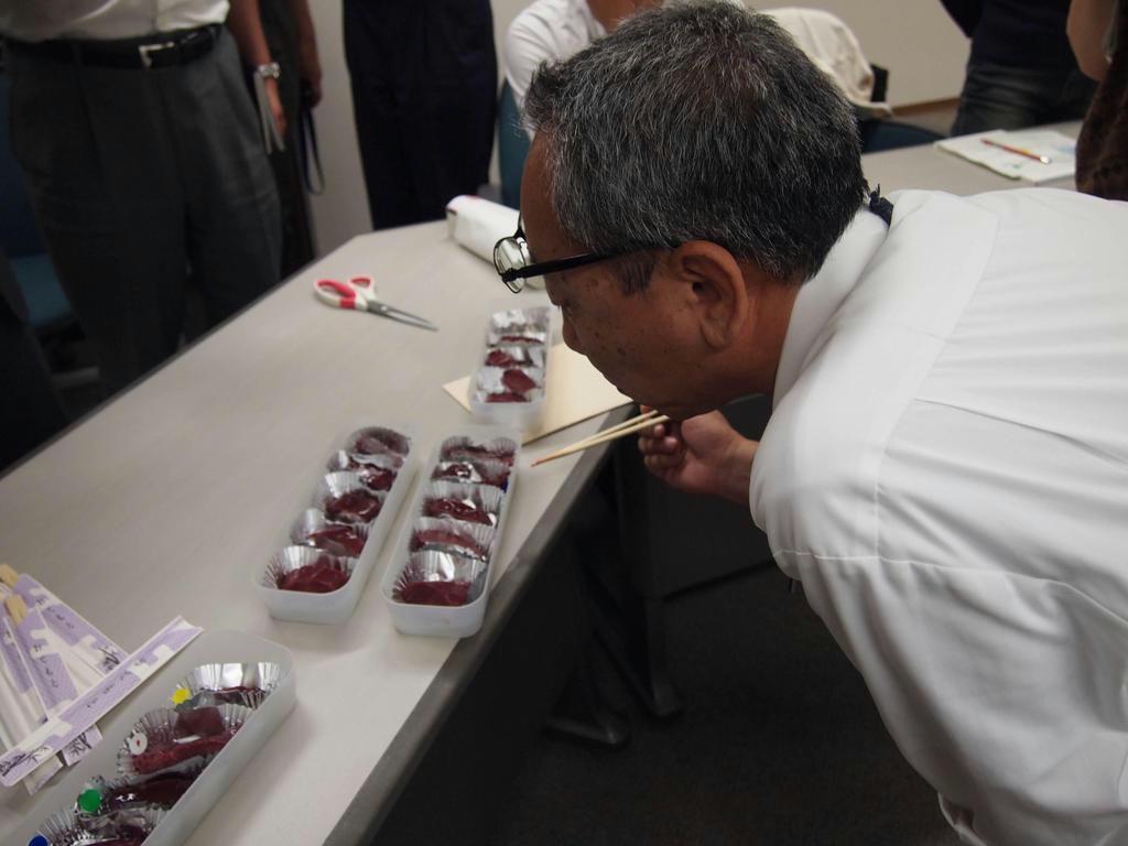 牛の生レバーに放射線を照射、非照射の生レバーとのにおいなどの違いを調べる消費者グループ生食提供が禁じられた牛レバー