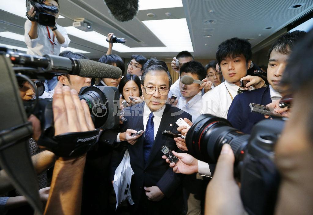 決算会見後に会場を後にする東芝の室町正志（むろまち・まさし）社長（中央）＝２０１５年９月７日、東京都港区（共同）