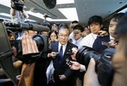 決算会見後に会場を後にする東芝の室町正志（むろまち・まさし）社長（中央）＝２０１５年９月７日、東京都港区（共同）