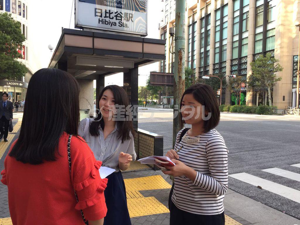 街頭で訪日外国人客（左）に取材をする学生記者＝２０１５（平成２７）年１１月、東京都千代田区（昭和女子大学、有志学生記者撮影）