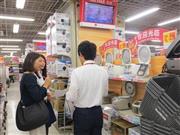 訪日外国人客向けの免税商品が並ぶビックカメラ有楽町店の３階フロアで担当者（右）に取材をする学生記者＝２０１５（平成２７）年１１月４日、東京都千代田区（昭和女子大学、有志学生記者撮影）