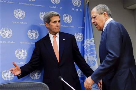 米ニューヨークの国連本部で１２月１８日、記者会見の臨むジョン・ケリー米国務長官（左）とロシアのセルゲイ・ラブロフ外相＝２０１５年（ロイター）
