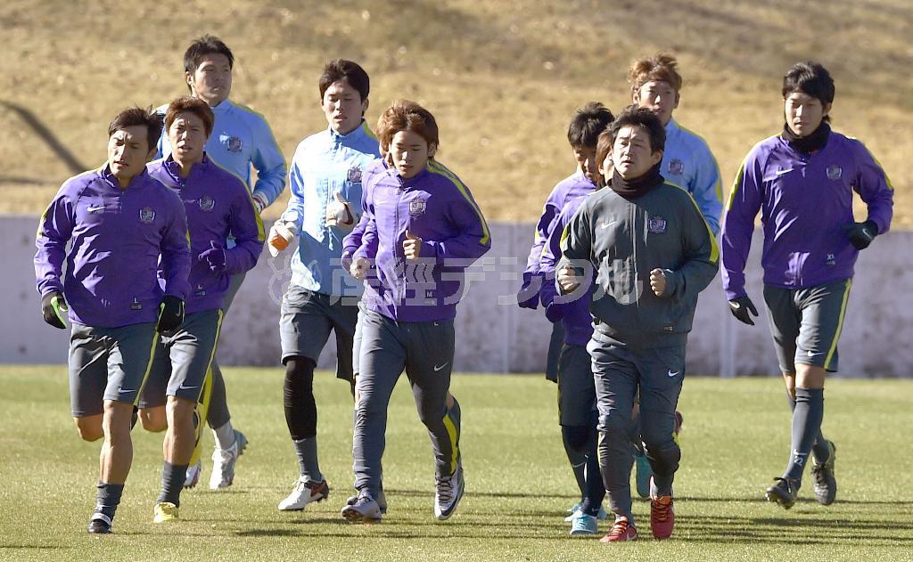 広州恒大戦に向けた練習で、ランニングする広島イレブン＝２０１５年１２月１９日、神奈川県横浜市内（共同）