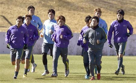 広州恒大戦に向けた練習で、ランニングする広島イレブン＝２０１５年１２月１９日、神奈川県横浜市内（共同）