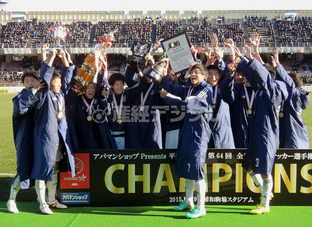 全日本大学選手権で初優勝し、喜ぶ関学大の選手たち＝２０１５年１２月１９日、埼玉県さいたま市浦和区の浦和駒場スタジアム（共同）