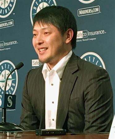 マリナーズと再契約し、記者会見で抱負を語る岩隈（いわくま）久志＝２０１５年１２月１８日、米ワシントン州シアトル（共同）
