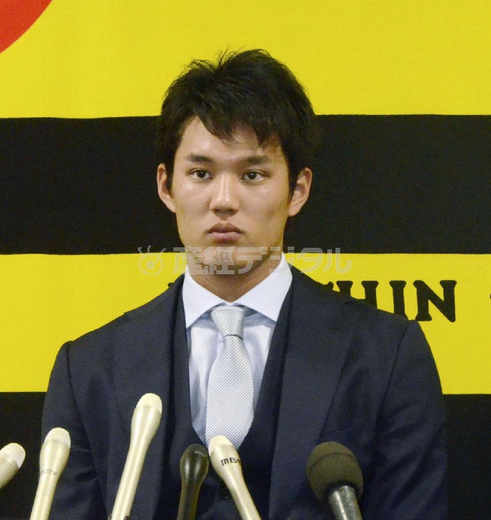 契約更改を終え、記者会見する阪神の藤浪晋太郎＝２０１５年１２月１９日、兵庫県西宮市の球団事務所（共同）