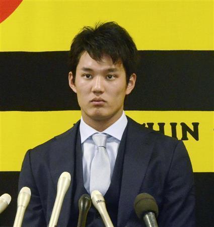 契約更改を終え、記者会見する阪神の藤浪晋太郎＝２０１５年１２月１９日、兵庫県西宮市の球団事務所（共同）