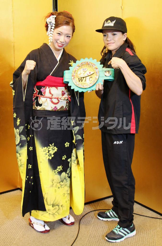 調印式でポーズをとるＷＢＣ女子ミニフライ級チャンピオンの黒木優子（ゆうこ、左）と挑戦者のナンシー・フランコ＝２０１５年１２月１９日、福岡県福岡市（共同）