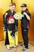 調印式でポーズをとるＷＢＣ女子ミニフライ級チャンピオンの黒木優子（ゆうこ、左）と挑戦者のナンシー・フランコ＝２０１５年１２月１９日、福岡県福岡市（共同）