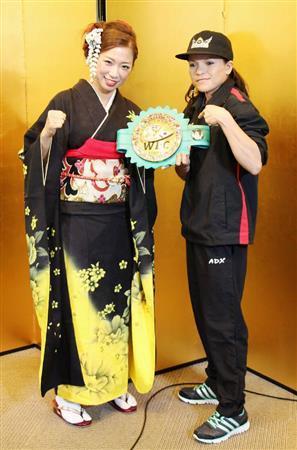 調印式でポーズをとるＷＢＣ女子ミニフライ級チャンピオンの黒木優子（ゆうこ、左）と挑戦者のナンシー・フランコ＝２０１５年１２月１９日、福岡県福岡市（共同）
