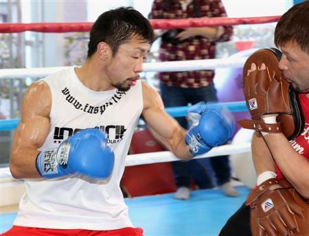 ＩＢＦライトフライ級タイトルマッチに向け調整する八重樫東（あきら、左）＝２０１５年１２月１９日、神奈川県横浜市の大橋ジム（共同）