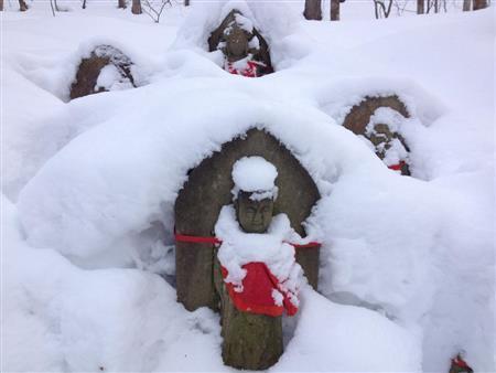 何げないお地蔵さんも雪をかぶると昔話の世界のようになる＝２０１３年１月６日（野口隆史さん撮影）