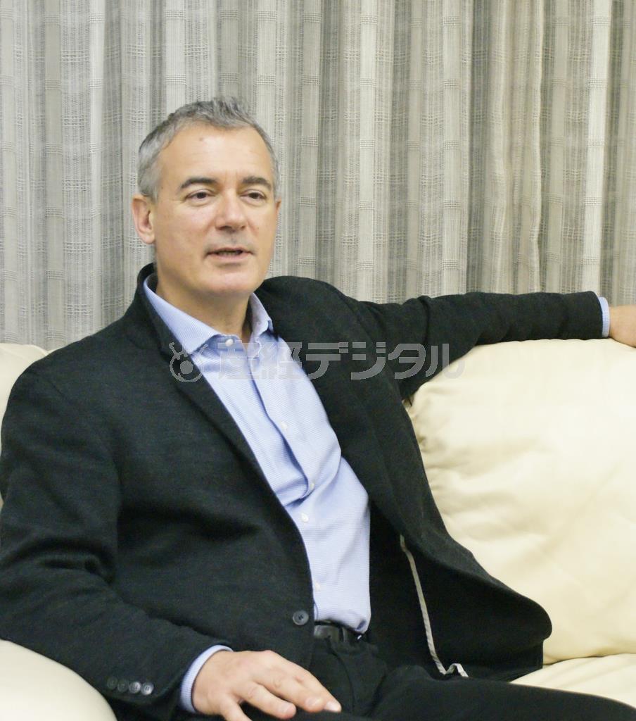 「私の本はそれぞれが新しい旅」と話す、作家のイリヤ・トロヤノフさん＝２０１５年１２月１日（塩塚夢撮影）