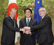 ５月２９日、日ＥＵ首脳会談を前にＥＵのトゥスク大統領（左）、ユンケル欧州委員長（右）と握手する安倍晋三首相＝首相官邸