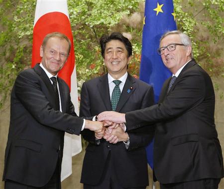 ５月２９日、日ＥＵ首脳会談を前にＥＵのトゥスク大統領（左）、ユンケル欧州委員長（右）と握手する安倍晋三首相＝首相官邸