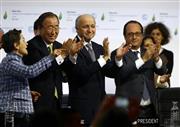 ＣＯＰ２１でのパリ協定採択を喜ぶフランスのオランド大統領、ファビウス外相、潘基文国連事務総長ら（右から）＝１２日、パリ郊外（ＡＰ）