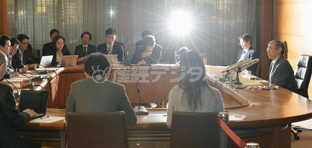 金融政策決定会合後、記者会見する日銀の黒田東彦（はるひこ）総裁（右端）＝２０１５年１２月１８日午後、東京都中央区日本橋本石町の日本銀行本店（共同）