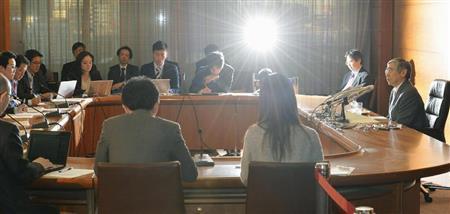 金融政策決定会合後、記者会見する日銀の黒田東彦（はるひこ）総裁（右端）＝２０１５年１２月１８日午後、東京都中央区日本橋本石町の日本銀行本店（共同）