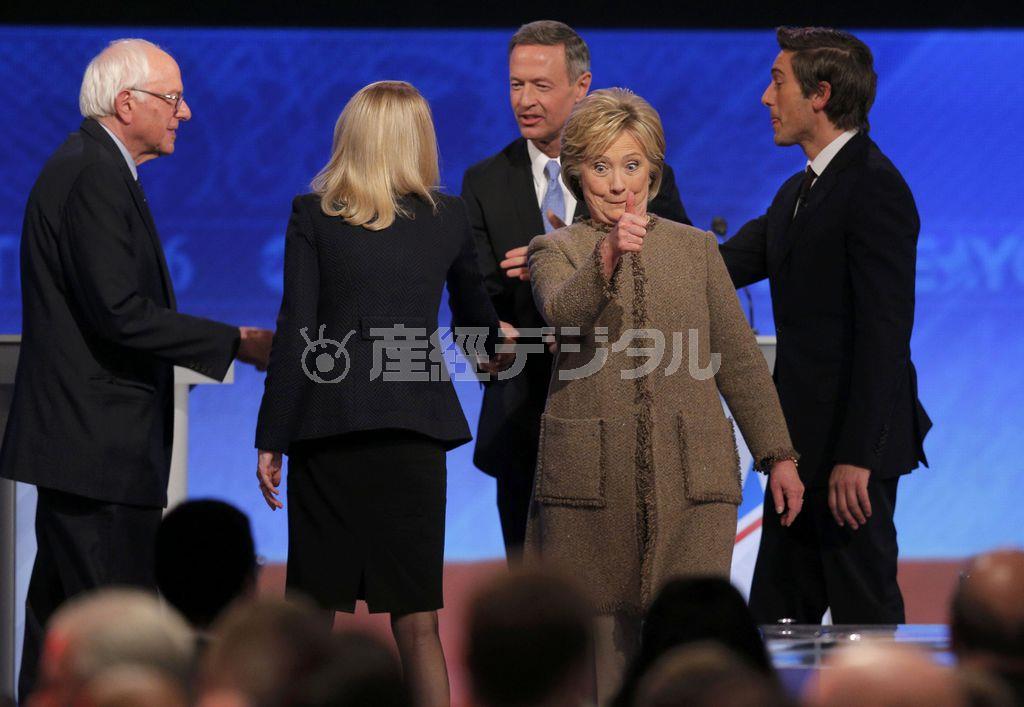 討論会を終え、ヒラリー・クリントン前国務長官（手前）は、満足そうに支持者に向けポーズをとった＝２０１５年１２月１９日、米ニューハンプシャー州マンチェスター（ロイター）