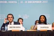 １２月１９日、首都ナイロビでの世界貿易機関（ＷＴＯ）閣僚会議閉幕式に出席するロベルト・アゼベド事務局長（左）と議長を務めたケニアのアミナ・モハメド外相＝２０１５年、ケニア（共同）