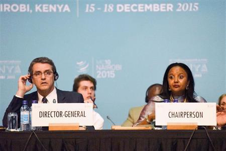 １２月１９日、首都ナイロビでの世界貿易機関（ＷＴＯ）閣僚会議閉幕式に出席するロベルト・アゼベド事務局長（左）と議長を務めたケニアのアミナ・モハメド外相＝２０１５年、ケニア（共同）
