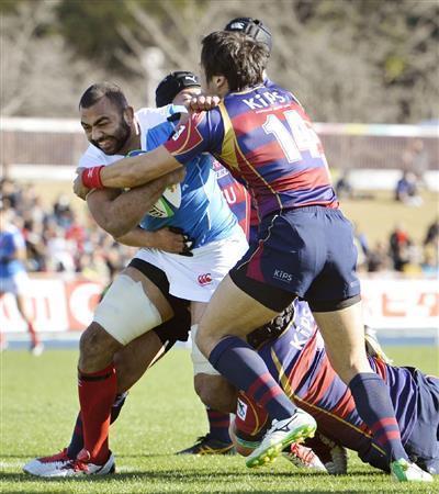 前半、突進する東芝のリーチマイケル（左）＝２０１５年１２月２０日、奈良県奈良市の鴻ノ池陸上競技場（共同）