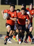 後半、突進する帝京大・尾崎晟也（せいや、左）＝２０１５年１２月２０日、埼玉県熊谷市の熊谷ラグビー場（共同）