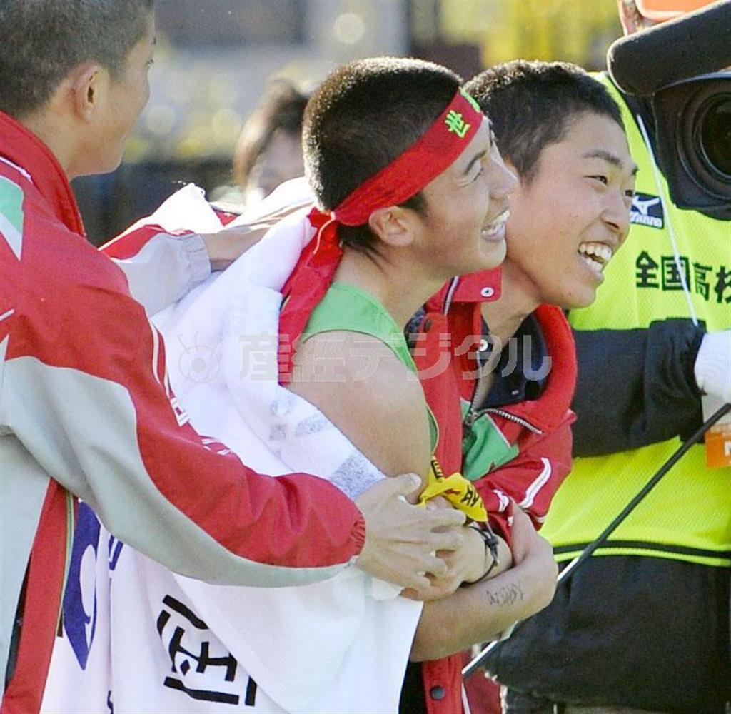 全国高校駅伝男子で大会新記録で２連覇し、チームメートらに迎えられる世羅のアンカー・新迫志希（しんさこ・しき、中央）＝２０１５年１２月２０日、京都市右京区の西京極陸上競技場（共同）