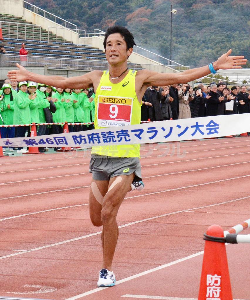 ２時間１１分５０秒で優勝した藤原新（あらた）＝２０１５年１２月２０日、山口県防府市の防府市陸上競技場（共同）