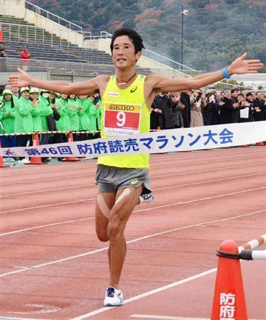 ２時間１１分５０秒で優勝した藤原新（あらた）＝２０１５年１２月２０日、山口県防府市の防府市陸上競技場（共同）