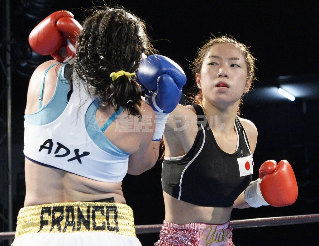 ２回、ナンシー・フランコ（左）を攻める黒木優子（ゆうこ）＝２０１５年１２月２０日、福岡県福岡市中央区の九電記念体育館（共同）