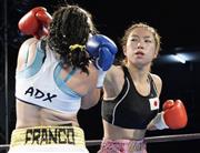 ２回、ナンシー・フランコ（左）を攻める黒木優子（ゆうこ）＝２０１５年１２月２０日、福岡県福岡市中央区の九電記念体育館（共同）